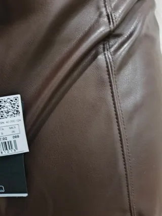 Pantalón polipiel marrón Cortefiel