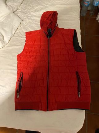 Chaleco acolchado con capucha rojo,