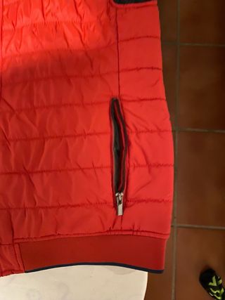 Chaleco acolchado con capucha rojo,