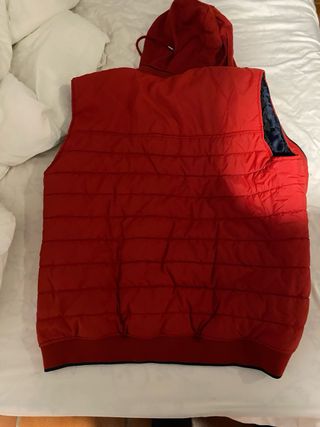 Chaleco acolchado con capucha rojo,