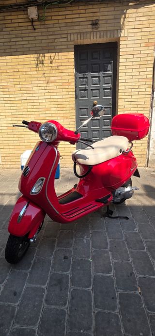 Vespa Roja con Baúl