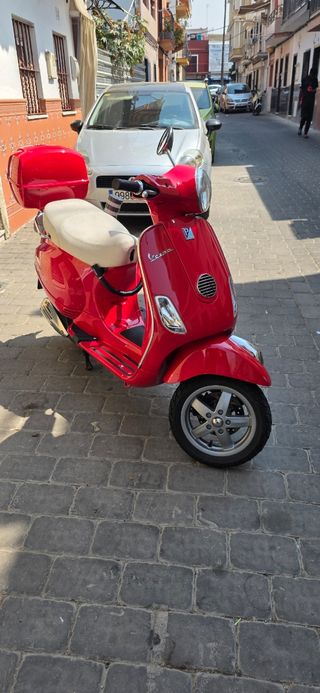 Vespa Roja con Baúl