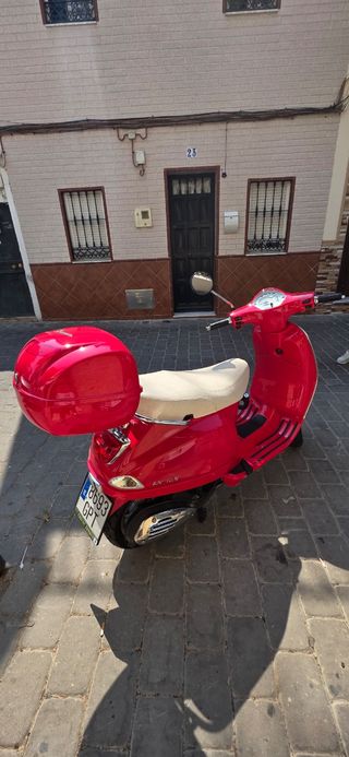 Vespa Roja con Baúl