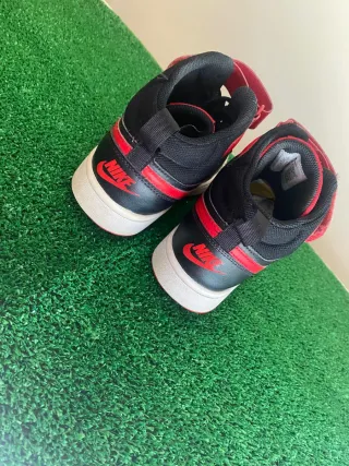 Deportivas Nike Negras y Rojas Talla X