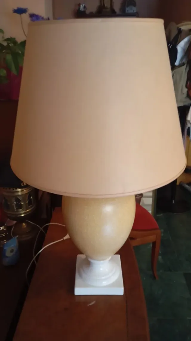 Lámpara de mesa beige y blanca