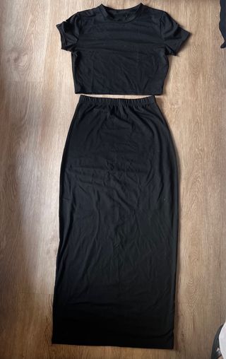 Conjunto negro crop top y falda larga