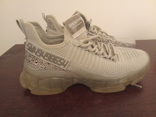 Zapatillas Steve Madden grises con pedrería