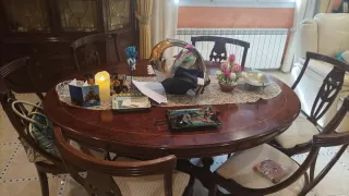 Mesa de comedor de madera y cristal