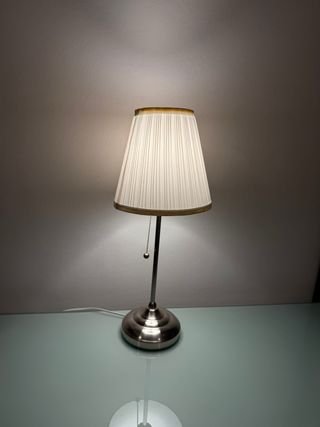 Lámpara de mesa blanca y plateada