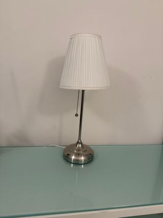 Lámpara de mesa blanca y plateada