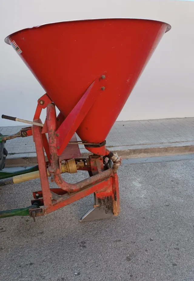 Abonadora suspendida tractor HERVAS