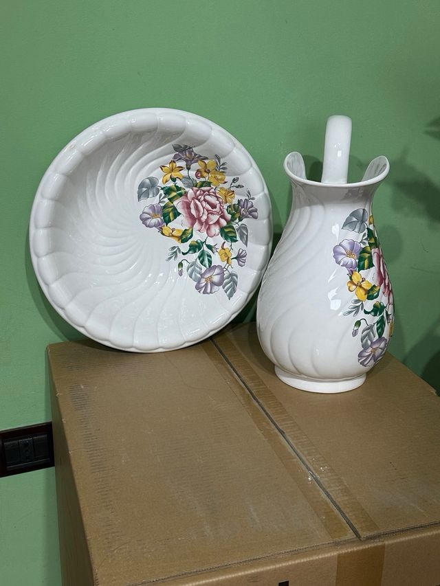 Brocca e catinella in porcellana decorata