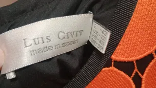 Vestido naranja y negro con círculos