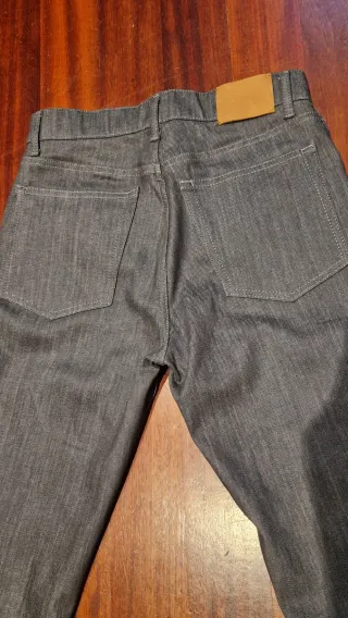 Pantalón vaquero gris Zara con pespunte