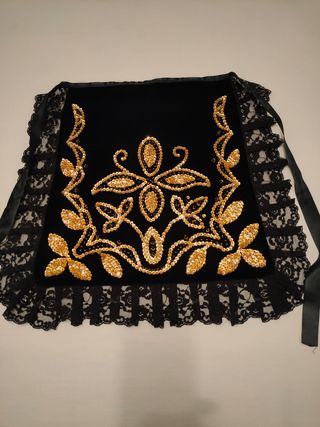 Delantal negro con lentejuelas doradas