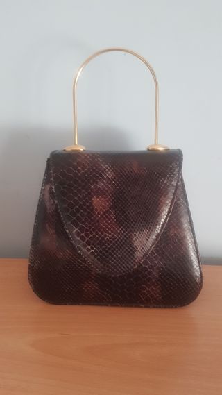 Bolso piel marrón con asa dorada