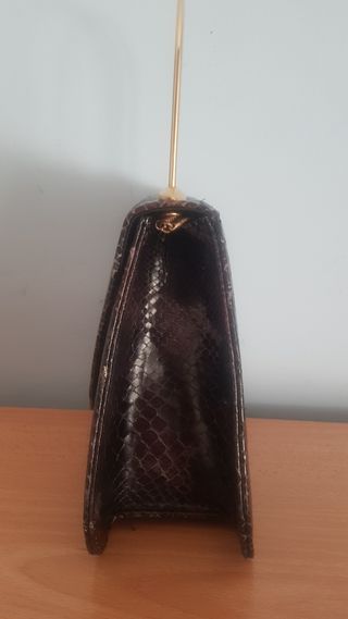 Bolso piel marrón con asa dorada