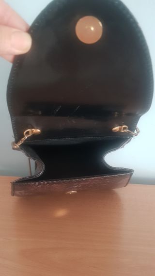 Bolso piel marrón con asa dorada