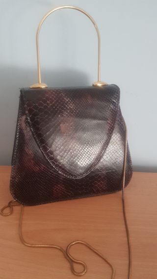 Bolso piel marrón con asa dorada