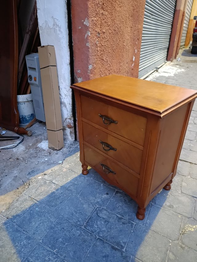 Mesita de noche de madera