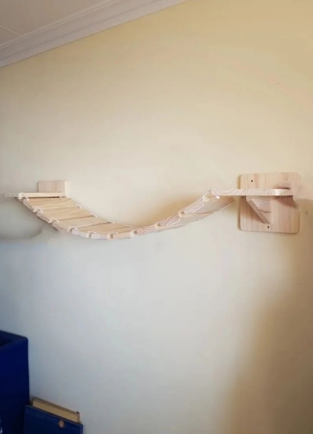 Puente colgante de madera para gatos