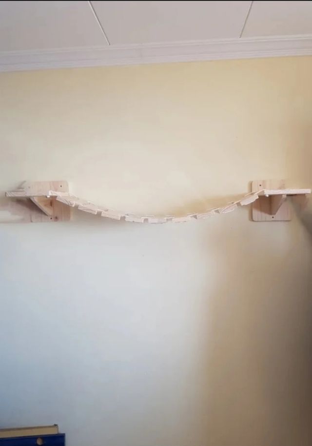 Puente colgante de madera para gatos