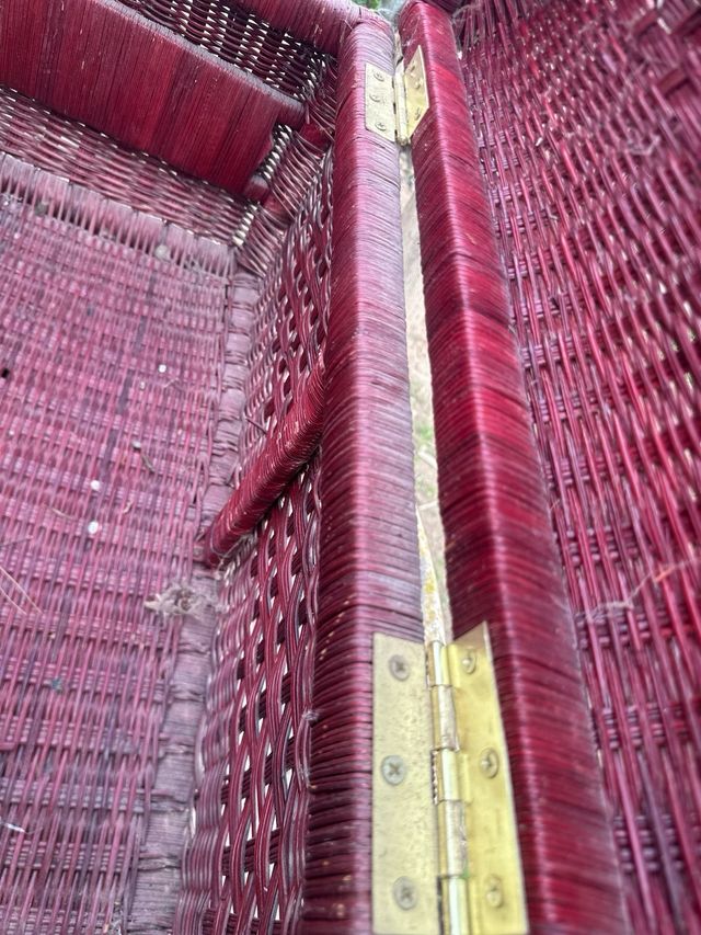 Antiguo baúl mimbre con detalles