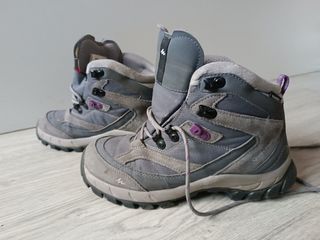 Botas de montaña Quechua grises y moradas