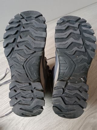 Botas de montaña Quechua grises y moradas