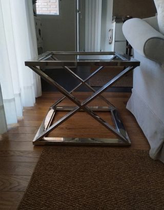 Mesa auxiliar cristal y metal plateado