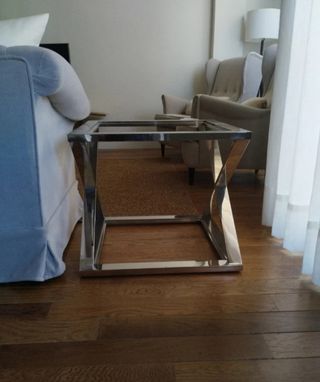 Mesa auxiliar cristal y metal plateado