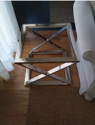 Mesa auxiliar cristal y metal plateado