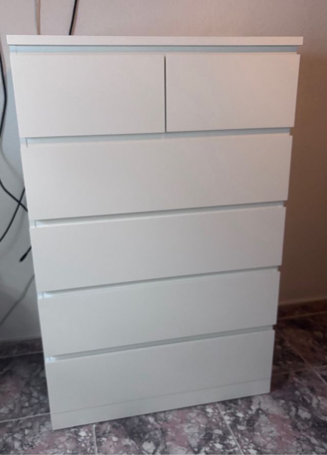 Cómoda blanca de madera