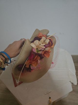 Tocado / pamela de fiesta con flores y velo