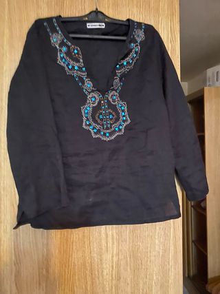 Blusa negra con cristales azules
