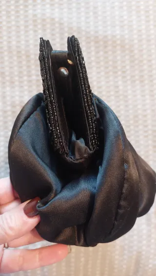 Pochette elegante nera raso e perline con tracolla