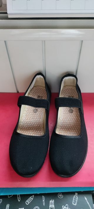 Zapatos negros cómodos con tira elástica