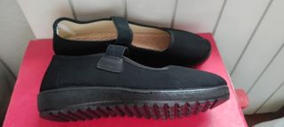 Zapatos negros cómodos con tira elástica