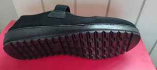 Zapatos negros cómodos con tira elástica