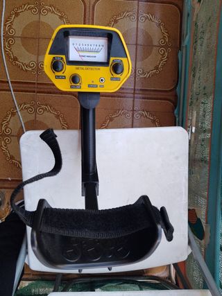Detector de metales amarillo