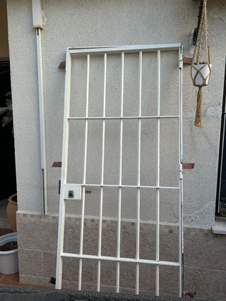Reja de puerta de hierro blanca con cerradura