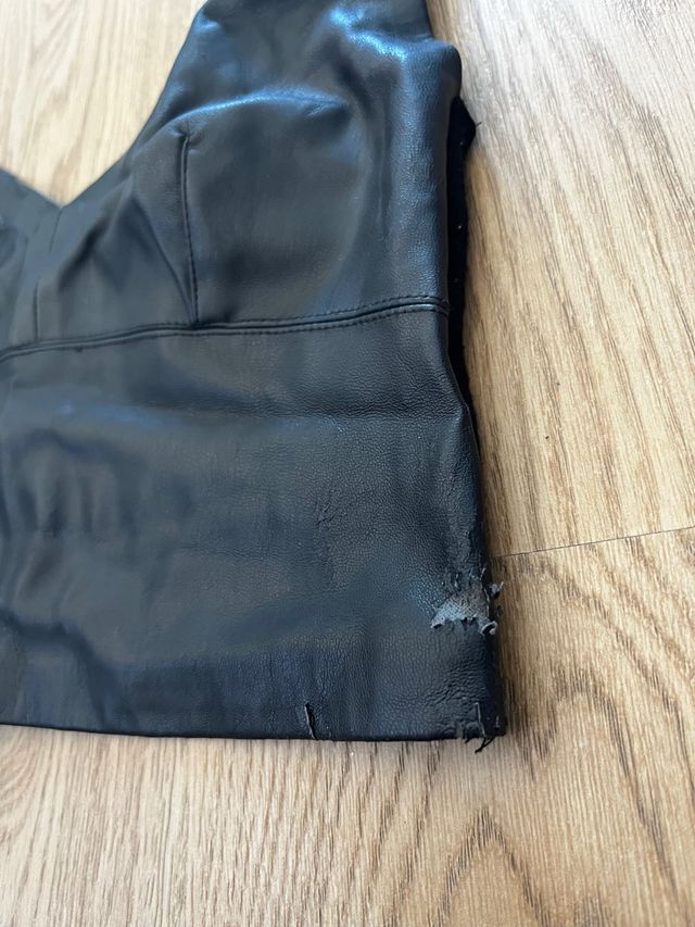 Top negro efecto piel