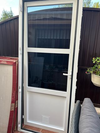 Puerta aluminio y cristal blanca