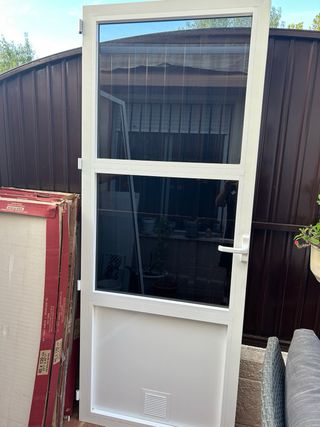 Puerta aluminio y cristal blanca