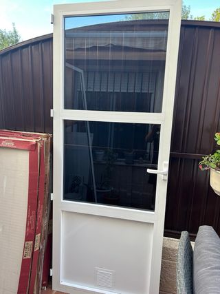 Puerta aluminio y cristal blanca