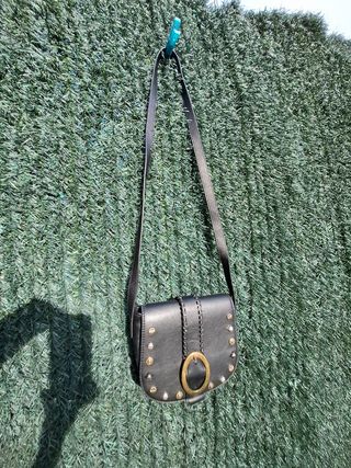 Bolso bandolera negro tachas Pull&Bear