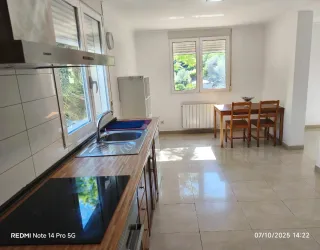 Loft con cocina, comedor, salon,baño y terraza.