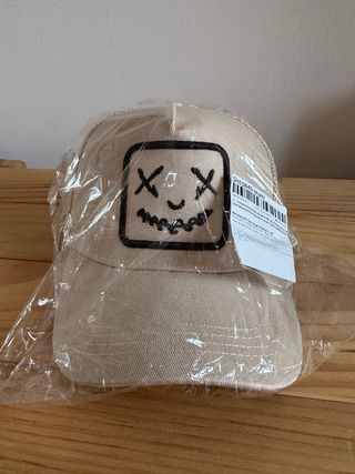 Gorra beige con cara bordada NUEVA