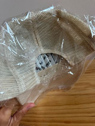 Gorra beige con cara bordada NUEVA