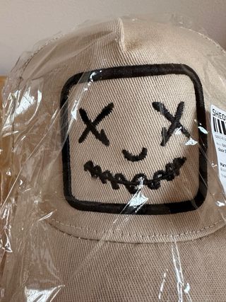 Gorra beige con cara bordada NUEVA